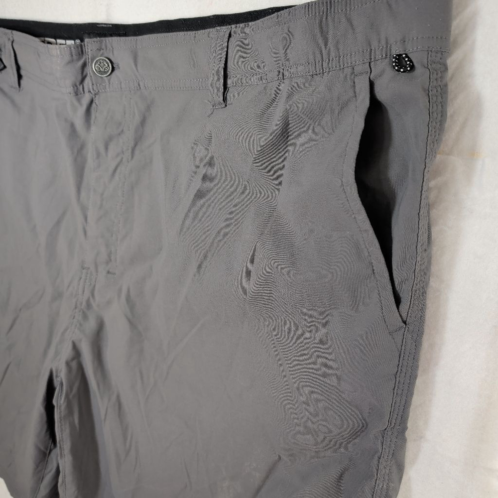 Men's Realtree Gray Cargo Fishing Shorts 3XL - Picture 2 of 10